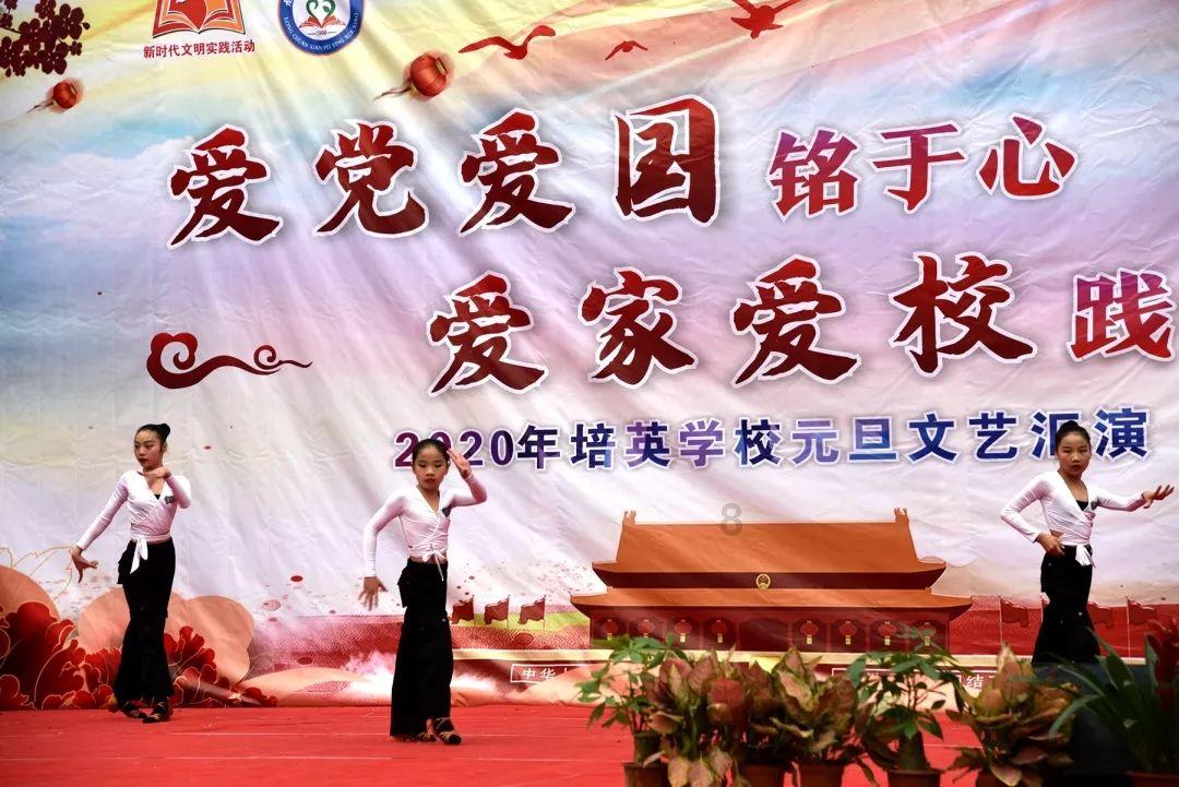 男生有喜欢的人为啥还把手轻轻搭在我手上？游戏画面